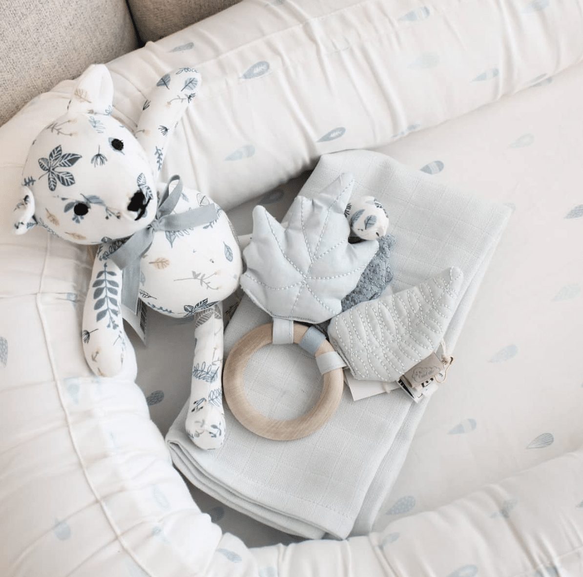 Raindrops baby nest with muslin and toys