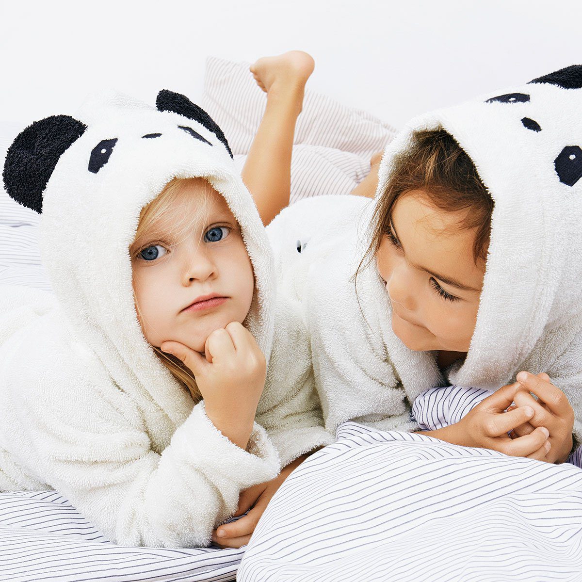 2 kids with Liewood panda bathrobes